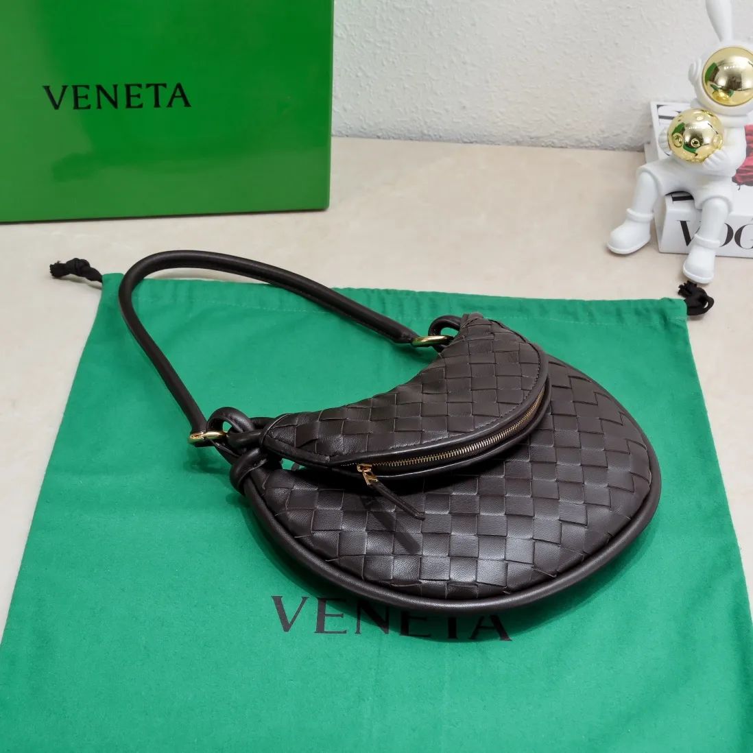 Batch 1460 Bv Shu Qi's same "Gemelli" twin bag 776764 locked in advance 24 years of hot style 💕 Gemelli is made up of two half-moon-shaped bags paired together, with the brand's iconic intrecciato woven sheepskin, equipped with a detachable tubular handle, which can be used as a clutch, on the shoulder or by flipping the small crescent moon as a handle, or as a long shoulder strap 🉑️Crossbody The dual design has a personalized yet charming attitude, and the eye-catching visual impact brings an elegant and fashionable feeling. It is a bag worth buying💥There are 3 sizes to choose from.  Size: 24.5x19x7, plus long shoulder strap ➕80 Model: 6764